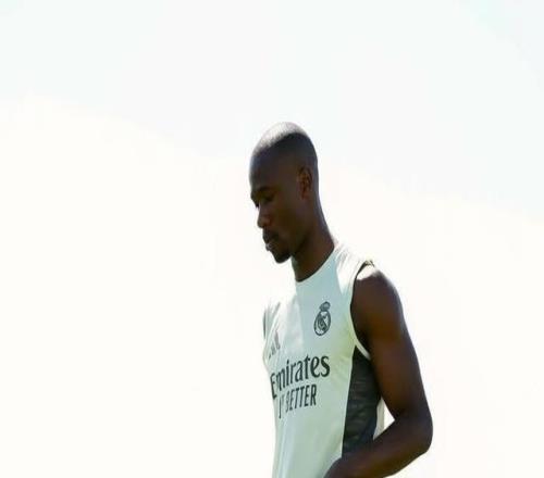 皇馬歐冠出局，卡馬文加剃光頭致歉：這鍋我背了！我對(duì)不起大家！