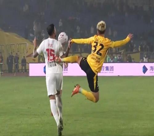 飛踹停1場罵人6場！足協罰單又翻車，鄭智暗示青島德比魚死網破