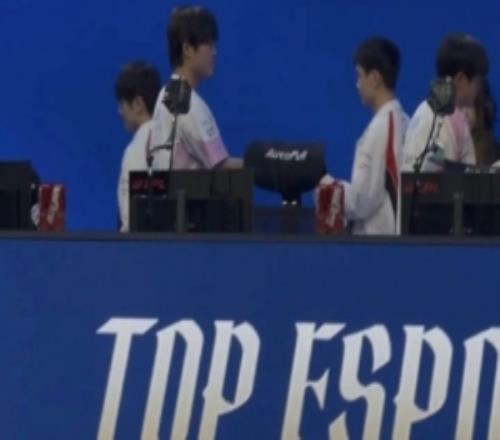 破案！現(xiàn)場(chǎng)觀眾拍到Creme伸左手和Bin碰拳，直播鏡頭左手被擋住了