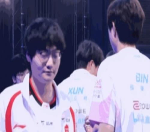 依舊誠信互剛Bin賽后挺直腰桿與TES眾選手擊拳