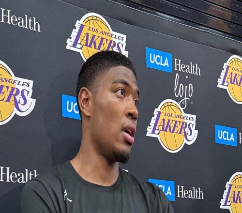 要回歸國家隊了八村壘身著日本隊短袖現身湖人訓練場