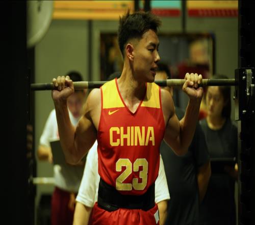 還不召進國家隊單賽季三分60.5%，球迷喊話郭導：用他替胡明軒