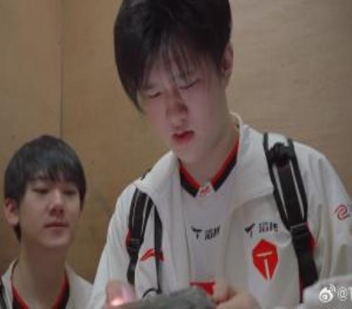 TES分享選手花絮照片：矮個子JackeyLove踮腳看高個子fengyue手機(jī)