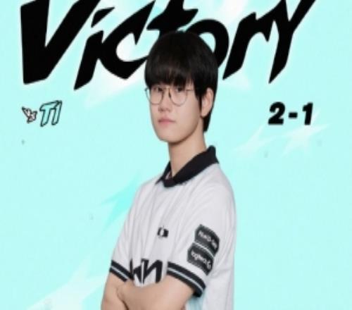 DK發(fā)布對(duì)陣T1獲勝海報(bào)：周五勝利最棒啦