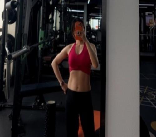 主持人余霜分享運(yùn)動(dòng)照片：今天也練了！練背??！嘻嘻！