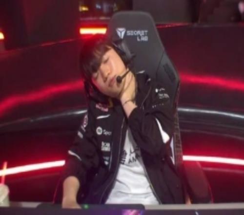 真燃盡了賽后keria躺在椅子上表情無(wú)奈