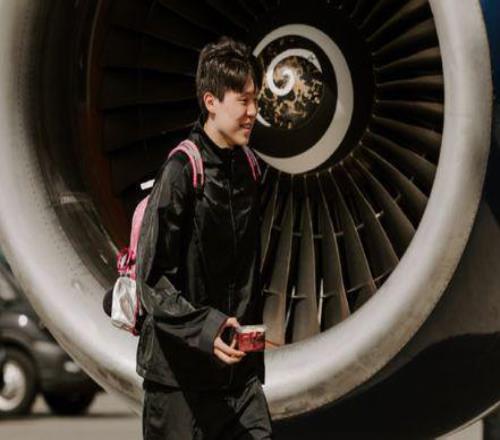 楊瀚森踏上第一次季后賽之旅！笑容滿面登機G1有機會上場嗎