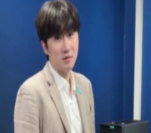 BLG分享賽后視頻：丹神直拍，發(fā)表賽后演說中