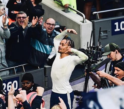 別提前開香檳！西蒙斯傳射建功后脫衣慶祝熱刺最終慘遭絕平