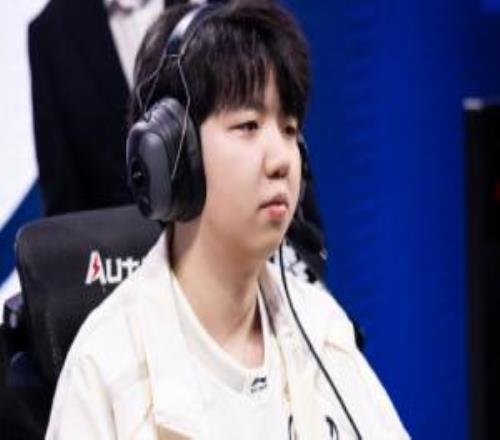 是否要輪換RookieiG中單Renard狀態低迷接連被XiaohuKnight壓制