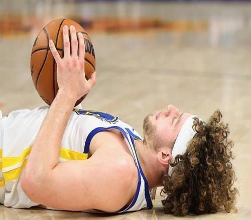 慘敗中為數(shù)不多的亮點！勇士后場新星的能力絕對是被嚴重低估了