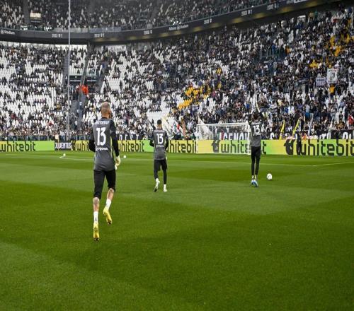 有情有義，對博洛尼亞賽前尤文全隊身穿曼寧格的球衣以示緬懷