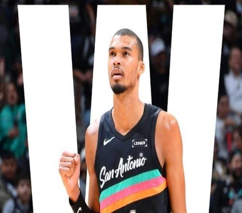 文班季后賽首秀35分：創歷史第一+隊史第一屢秀暴扣三分獲盛贊