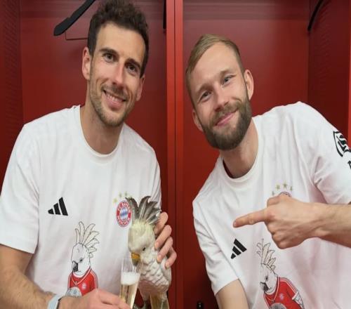 給陶瓷鸚鵡吉祥物喝香檳，格雷茨卡：我們的小家伙又渴了