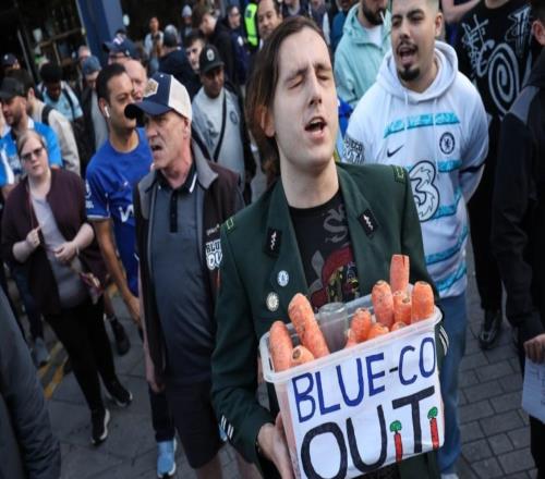 切爾西球迷手持胡蘿卜抗議BlueCo，它象征著“空頭支票”