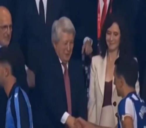 登臺領(lǐng)獎時，奧亞薩瓦爾無視反巴斯克主義的馬德里自治區(qū)主席