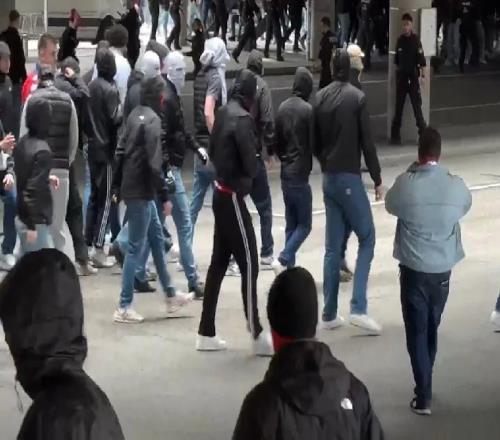 拜仁球迷和斯圖加特球迷賽前發生大規模沖突，約100名鬧事者被捕