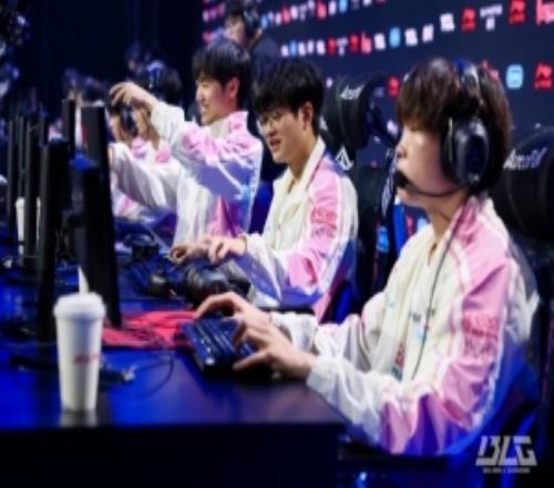 BLG發(fā)布戰(zhàn)勝AL賽場(chǎng)返圖：進(jìn)無(wú)止境