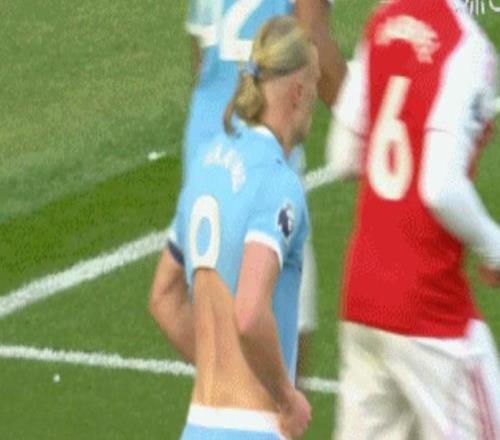 太陽報：哈蘭德內襯的衣袖都被加布撕掉，但任意球都沒得到