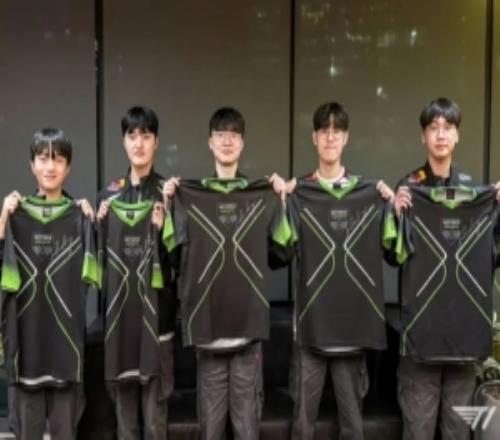 T1官方：黃仁勛先生向T1LCK戰隊送來了親簽隊服，非常感謝