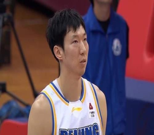 守住第四名，北京男籃小勝青島，翟曉川8+9制勝反擊，周琦12+13