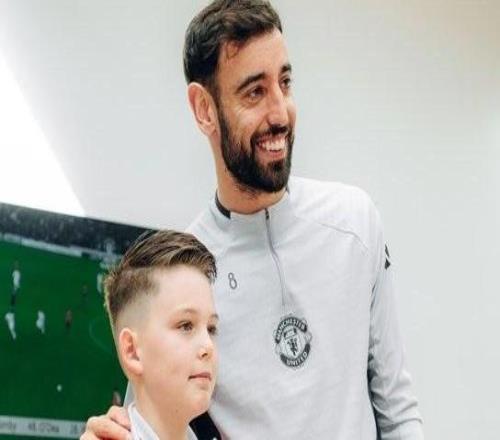 曼市一8歲慈善網紅受卡里克邀請探訪卡靈頓，獲贈曼聯球衣