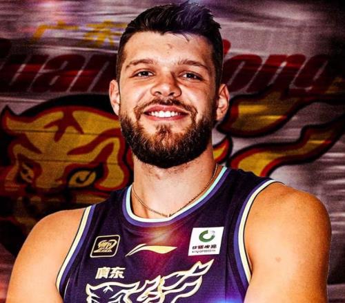 廣東男籃救火外援終于就位！收官戰將上演首秀，杜鋒或裁掉薩姆納
