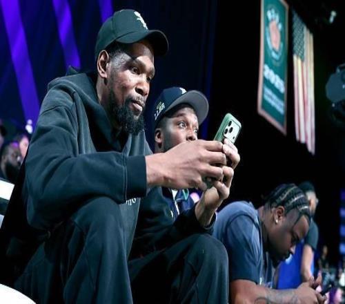 火箭媒體人：杜蘭特在訓(xùn)練中爭搶地板球，與隊(duì)友相撞導(dǎo)致膝蓋受傷