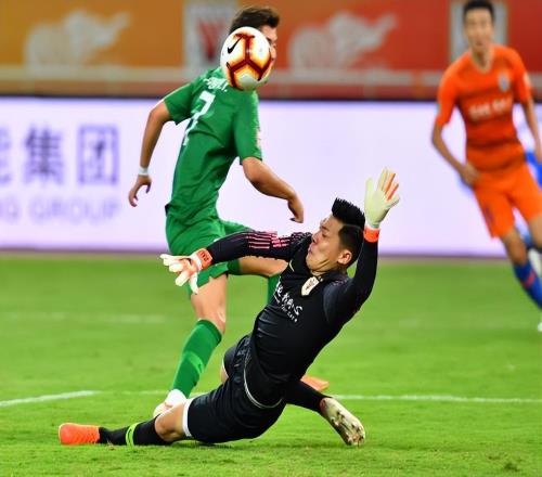 王大雷剛無緣本輪中超！韋世豪就給他送來驚喜大禮，贏得球迷點贊