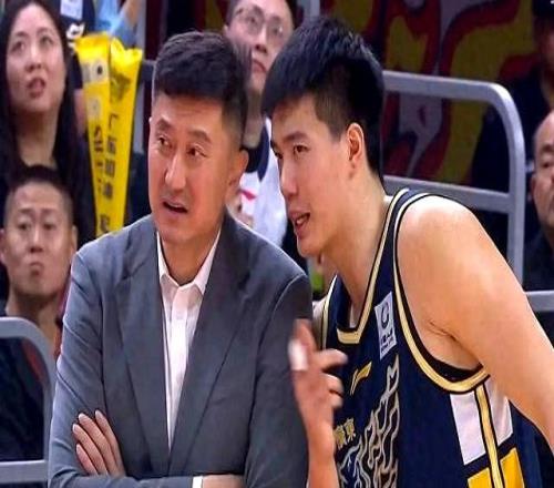 一個(gè)0分0板1失誤，一個(gè)8分16板2帽，兩大國(guó)手中鋒因一人交換人生