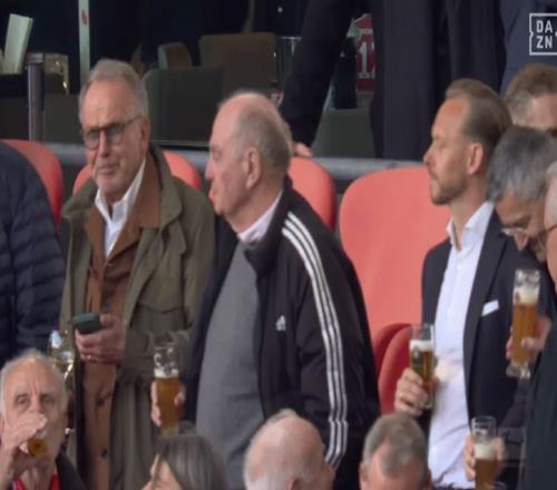 圖片報：拜仁奪冠后赫內斯、魯梅尼格等人在VIP區小酌來慶祝