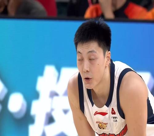 胡明軒崔永熙亂打！徐杰焦泊喬擺爛！廣東隊將聯(lián)手“做掉”杜鋒