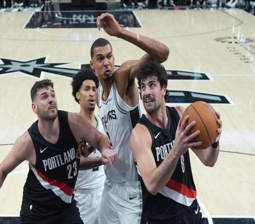 亨德森31分創(chuàng)紀錄，開拓者爆冷逆轉(zhuǎn)馬刺！文班傷退，卡斯爾20中7