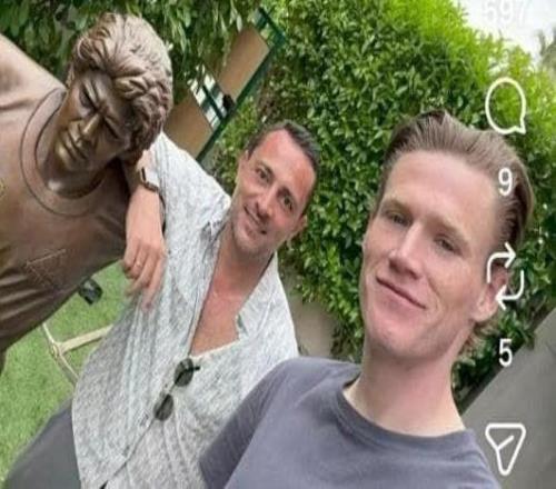 融入城市，麥克托米奈在自家花園里放了一尊馬拉多納的雕像