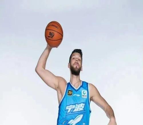 重磅官宣！內線強援正式加盟廣東宏遠