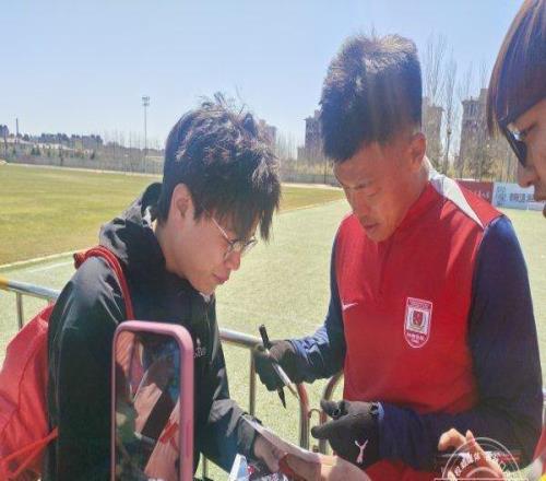 百余名球迷探營亞泰基地主帥閻峰：年輕球員成長需要時間，請允許他們犯錯