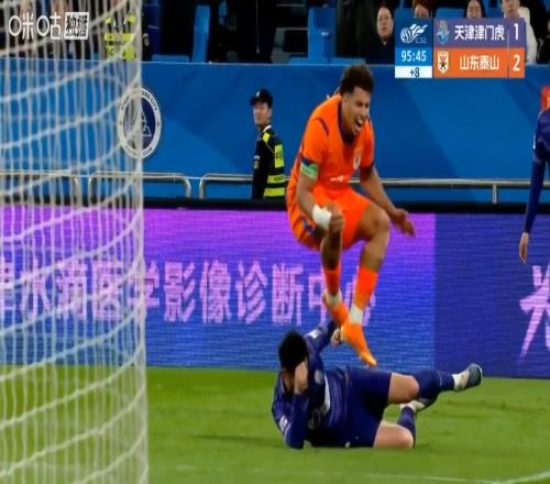不是紅牌中超罕現全身騰空式“雙腿飛鏟”：外援痛苦倒地不起
