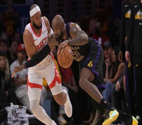 搞笑，湖人隊詹姆斯在史詩級反手扣籃后表示需要“好好休息一下”