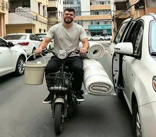 拉科塞維奇抵達東莞！借隊友的電動車，去買了床上用品