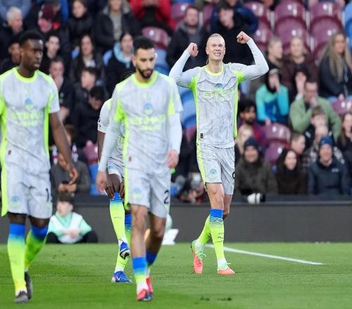 10！哈蘭德一擊制勝，阿森納讓出榜首，曼城登頂，還送對(duì)手降級(jí)