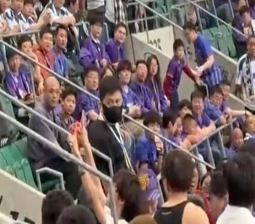 有球迷在津門虎看臺舉泰山圍巾引眾怒，隨后該球迷被安保帶走