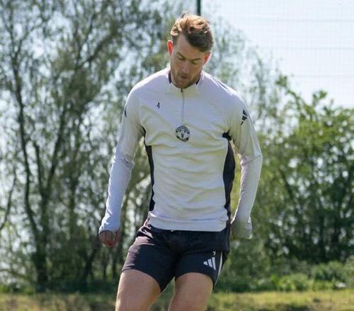 曼聯(lián)官宣德里赫特恢復(fù)訓(xùn)練，欲避免賽季報銷！世界杯沒戲?yàn)閷響?zhàn)