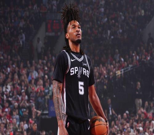 120108！文班亞馬缺陣，卡斯?fàn)柟臧l(fā)力，馬刺逆轉(zhuǎn)奪回主場(chǎng)優(yōu)勢(shì)