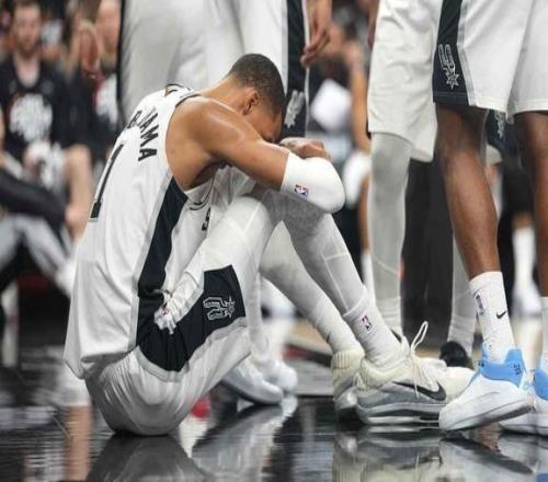 文班亞馬G4出戰(zhàn)成疑！馬刺小將發(fā)威，沒(méi)“外星人”照拿捏開(kāi)拓者