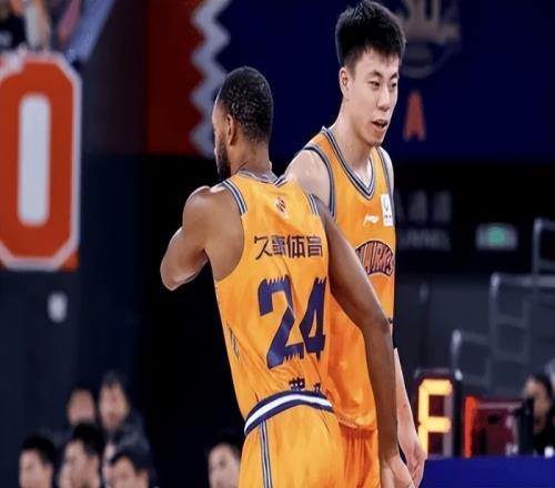 場均14.6分鐘得11分！賽季初就被質(zhì)疑，第4外援今成上海沖冠關(guān)鍵