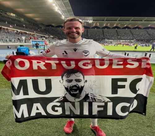 遠隔萬里的助威，馬塔舉B費旗幟助力其沖擊英超年度最佳球員