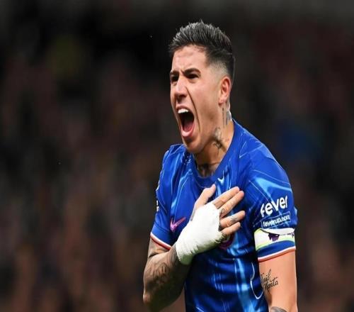 切爾西破3場球荒！恩佐頭球建功，激情滑跪慶祝，打臉羅塞尼爾