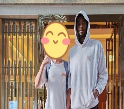 有傷在身！球迷偶遇廣東外援薩姆納腿部佩戴護具仍住宏遠酒店