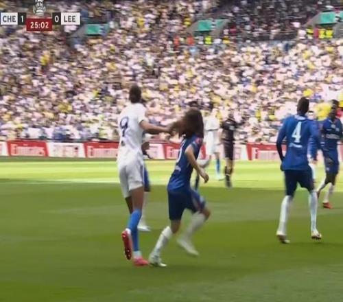 似曾相識勒溫拉拽庫庫雷利亞頭發，裁判并未吹罰犯規