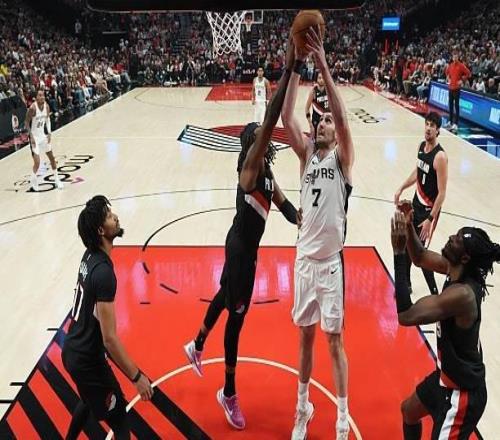 馬刺拿下了一場大勝，但是替補中鋒的表現實在是有些慘不忍睹